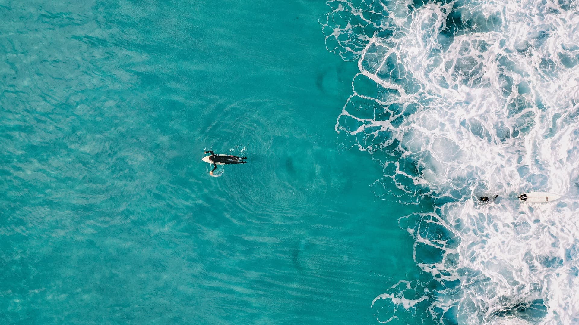 Photo d'un surfeur vu du ciel