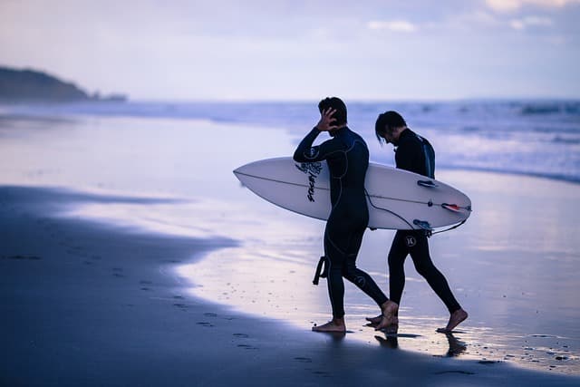 Image de surfeurs sur une plage
