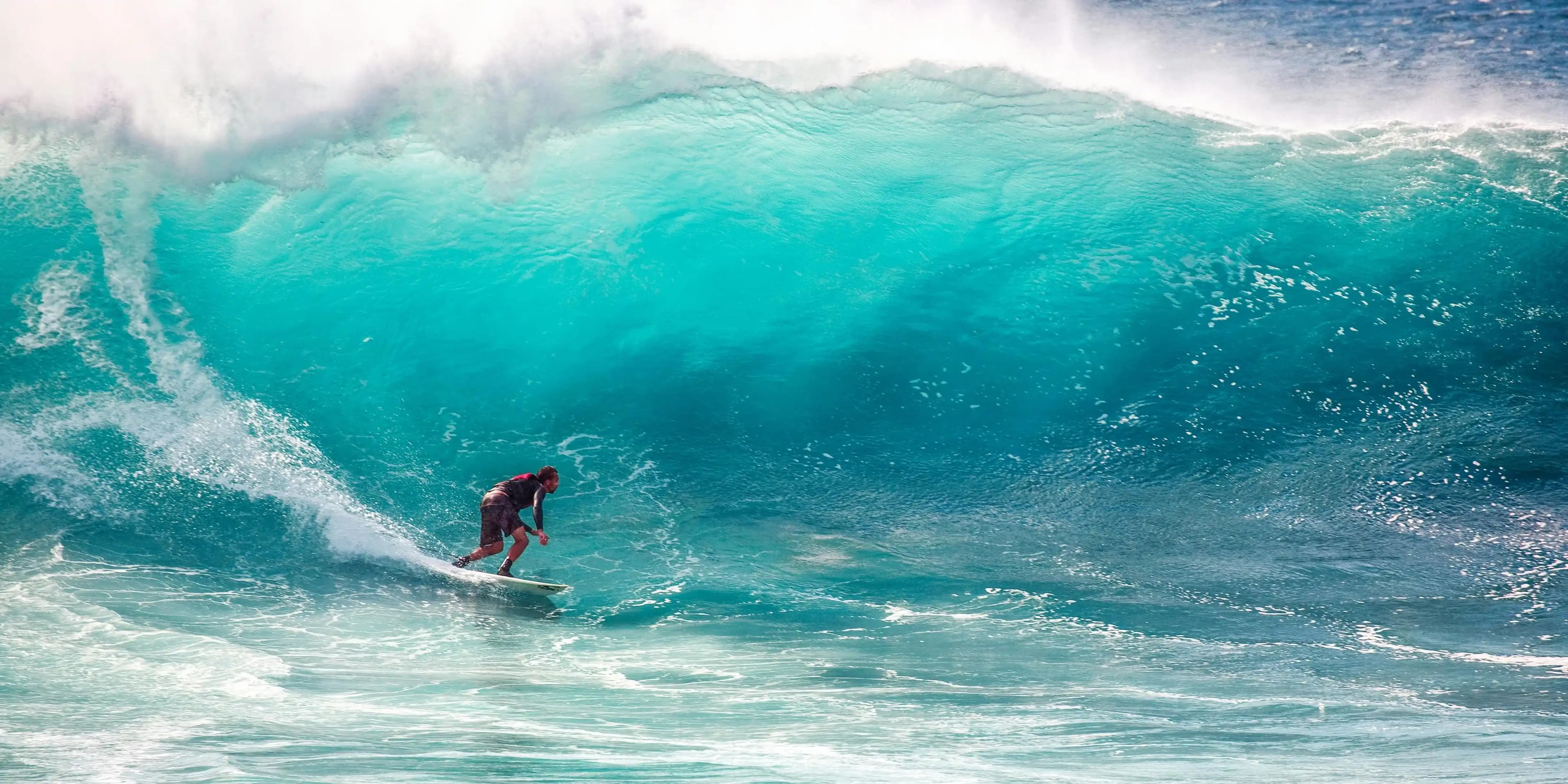 Photo d'un surfeur vu du la plage