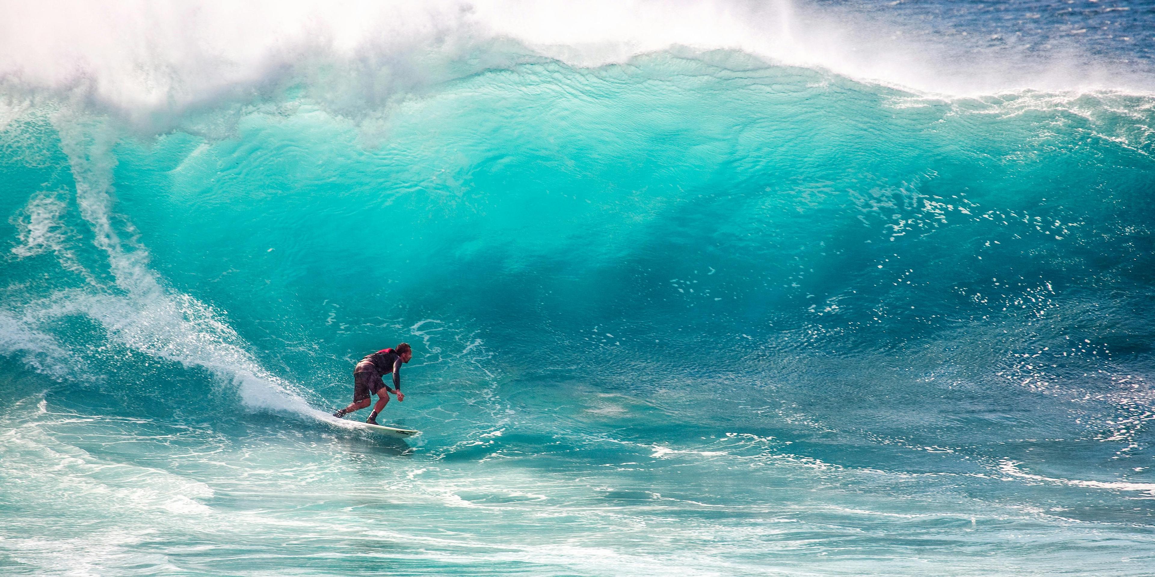 Photo d'un surfeur vu du la plage
